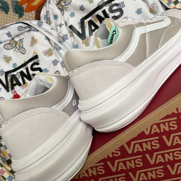 Vans WMNS Old Skool Over
Light Grey/White
VN0A7Q5ELGX
Platforms Sneakers - Picture 15 of 16